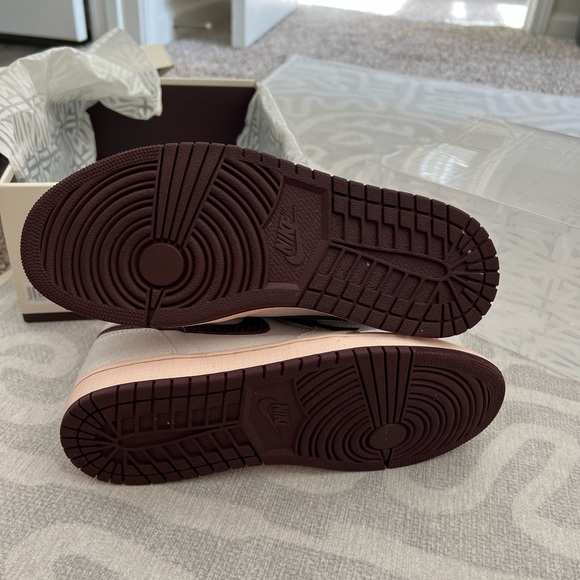 A Ma Maniere Jordan 1 High - Picture 3 of 5